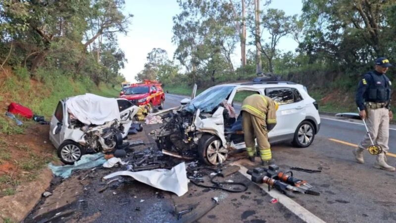 MG – Acidente entre dois carros deixa ao menos cinco mortos na BR 040