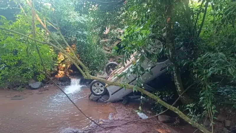 Paraná – Homem é esfaqueado, tenta buscar socorro e cai com carro em córrego em Dois Vizinhos