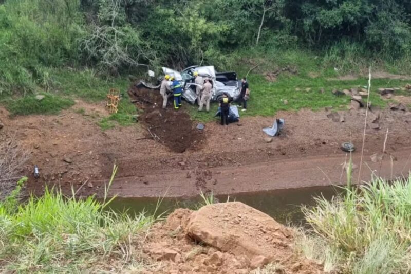 BR 277 – Homem morre após carro cair de ponte em Guarapuava, na véspera de Natal