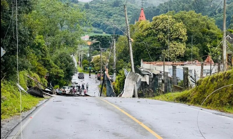 RS – Cidade de Farroupilha decreta situação de emergência após tornado