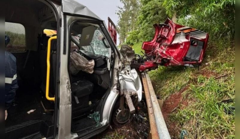 Tragédia – Colisão entre caminhão e ambulância deixa um morto e sete feridos na PR 082