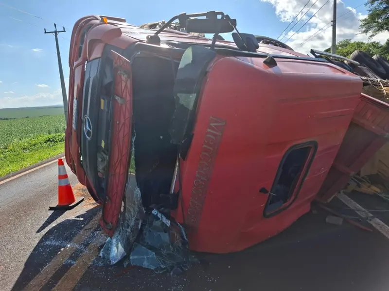 PR 364 – Caminhão tomba em Palotina e motorista fica ferido