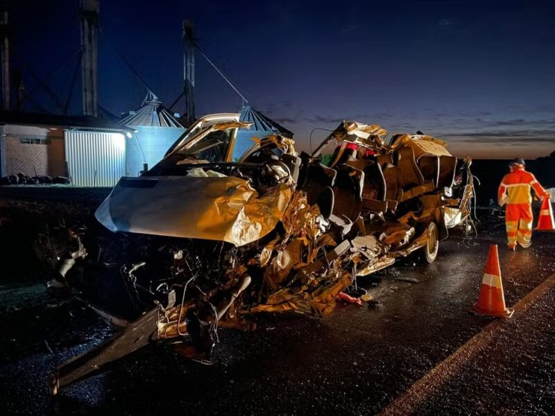 RS – Cinco pessoas morrem após colisão entre caminhão e van na BR 386