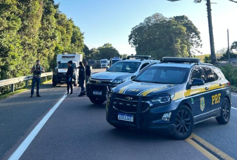 BR 376 – Grave acidente entre carros e caminhões deixa três mortos