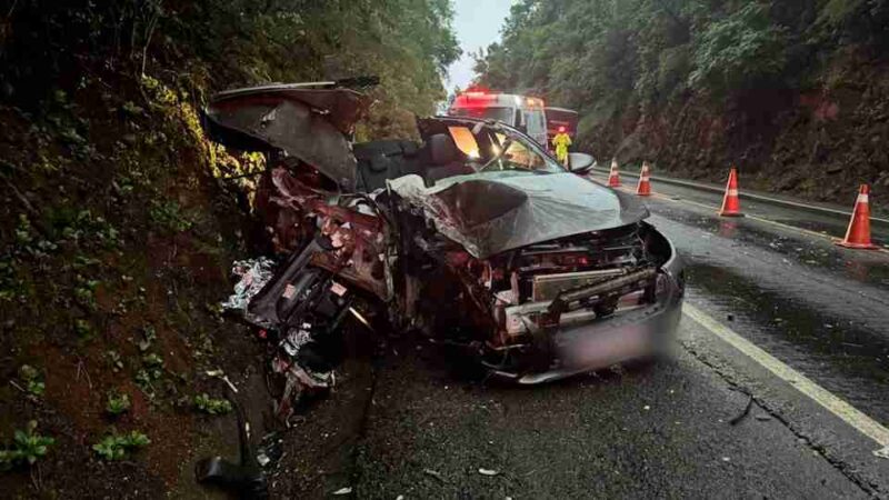 PR 182 – Mãe morre e pai e filha ficam feridos em acidente entre carro e caminhão no Paraná