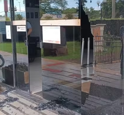 Cascavel – Homem joga pedras no Fórum e pede para ser preso para ‘manter-se vivo’, diz polícia
