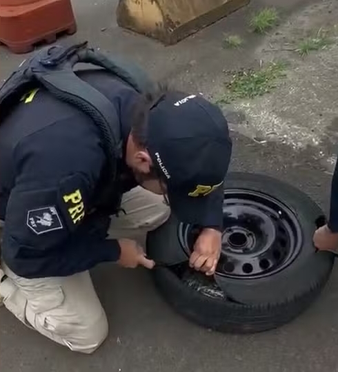 BR 277 – PRF estranha estepe vazio e adulterado em carro e encontra 27 iPhones dentro do pneu, no Paraná