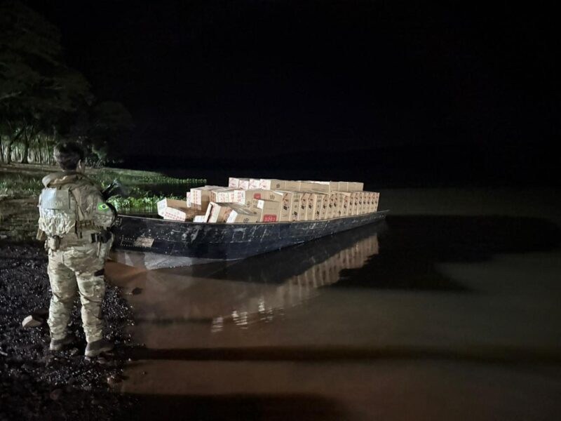 Guaíra – Policiais realizam apreensão de embarcação com contrabando no Lago de Itaipu