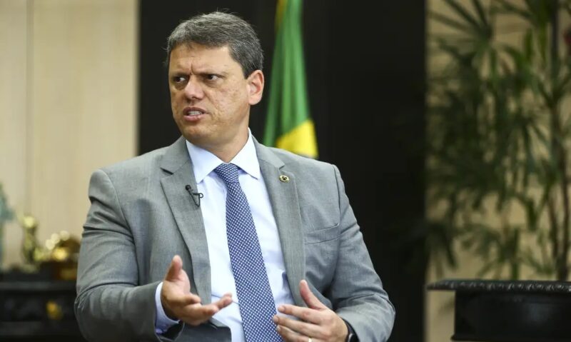 Eleições – Tarcísio dá apoio a Flávio, mas diz que direita terá mais nomes em 2026