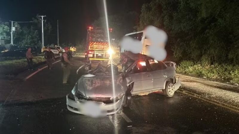 Trânsito – Carro parte ao meio após rodar na pista e ser atingido por ônibus, no Paraná