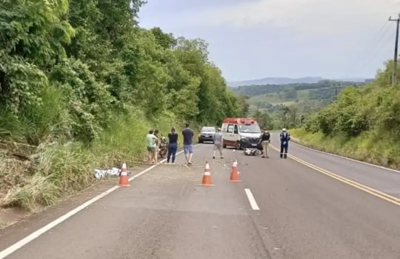 Trânsito – Jovem de 19 anos morre após motocicleta sair da pista e atingir barranco em Quedas do Iguaçu
