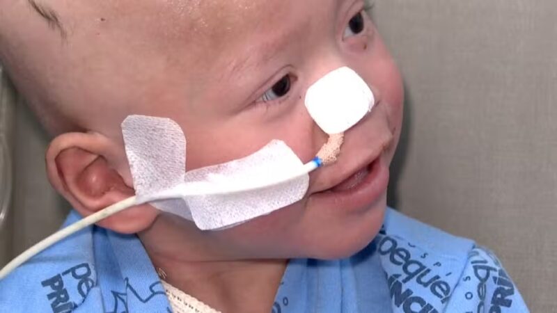 Paraná – Após perder três irmãos para a mesma doença, criança percorre 4 mil km até Curitiba para fazer transplante de medula óssea