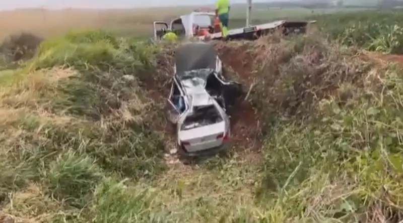 BR 369 – Condutora fica presa nas ferragens após carro bater contra barranco em Corbélia