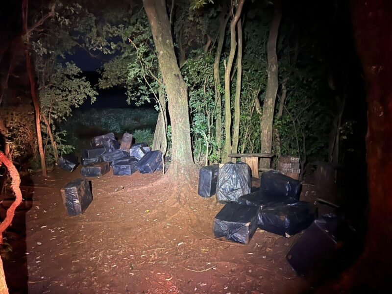 Marechal – Polícia Federal e BPFron apreendem carga de cigarros paraguaios e veículos
