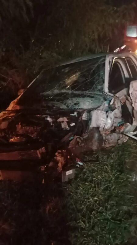 BR 369 – Duas pessoas ficam feridas após carro atingir guard rail em Corbélia