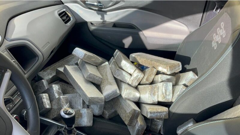 Céu Azul – Jovem é preso com carro carregado com 453 quilos de maconha