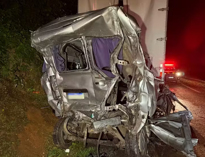 Trânsito – Engavetamento entre quatro caminhões, van e carro mata mulher e interdita serra do Paraná
