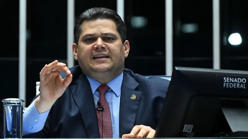 Brasília – Alcolumbre sobe tom contra Executivo e nega troca de favores por indicação ao STF