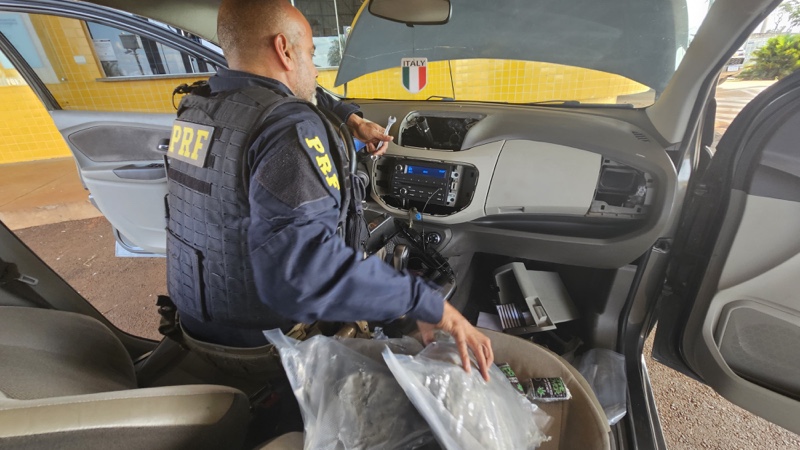 Guaíra – Policial é preso na BR 272 transportando drogas em veículo