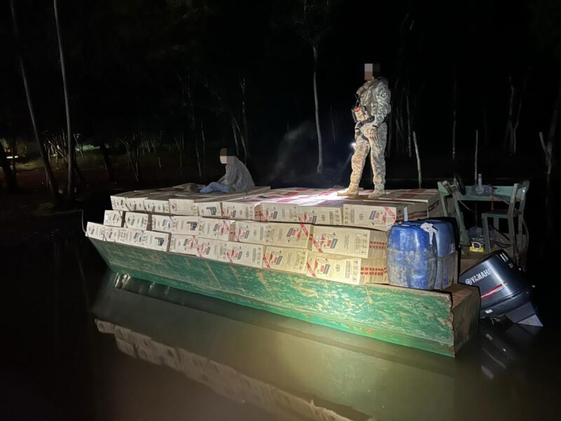 Guaíra – PF e BPFron realizam mega apreensão de cigarros paraguaios