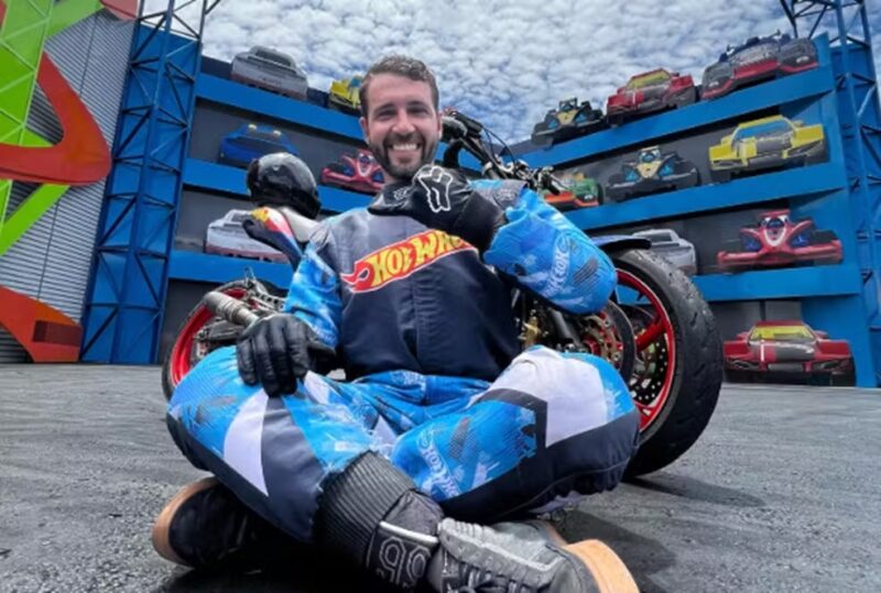 SC – Piloto de moto morre após acidente em show com manobras radicais no Beto Carrero World