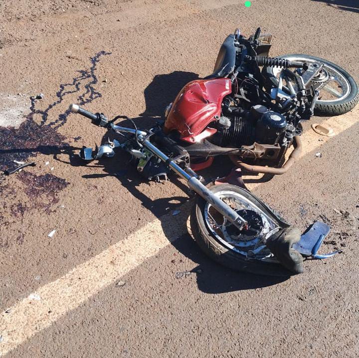 Trânsito – Batida entre caminhão e moto deixa dois adolescentes feridos na PR 484