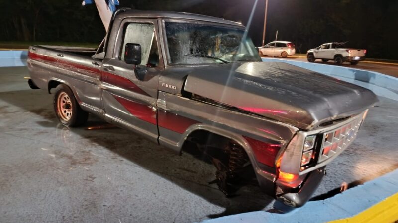 Toledo – Motorista bate em mureta de chafariz após perder o controle em rotatória