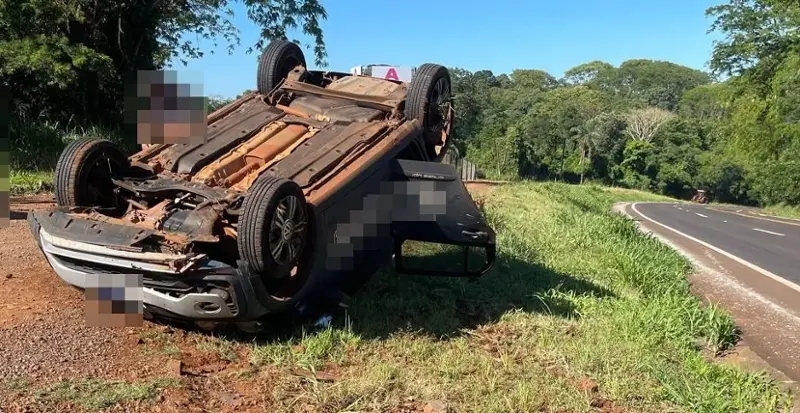 PR 467 – Carro tomba na “Serrinha do Belé” após motorista perder o controle em Marechal Rondon