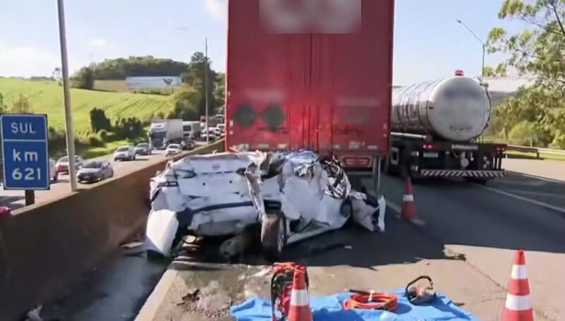 Trânsito – Três pessoas morrem após carro ser esmagado por caminhões na BR 376, no Paraná