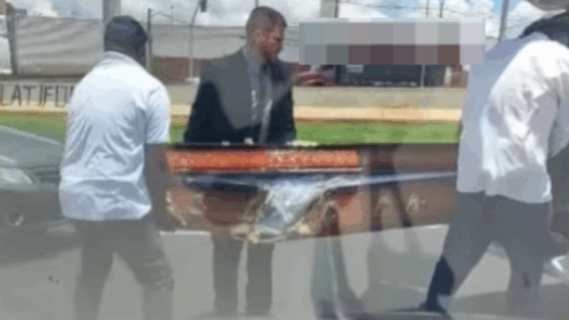 Trânsito – Caixão com corpo cai de carro funerário em avenida