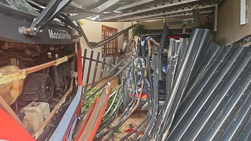 Toledo – Ônibus de transporte coletivo invade garagem após ser atingido por carro