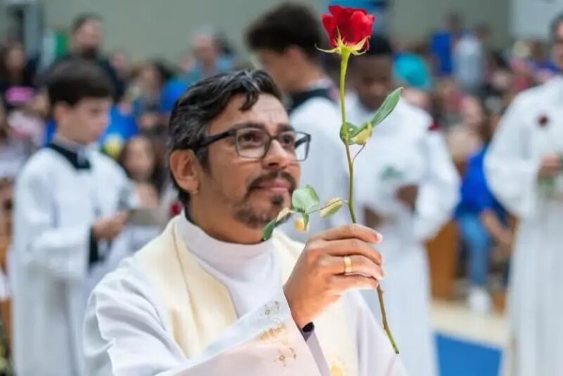 MS – Jovem confessa ter matado padre e enrolado corpo em tapete; polícia aponta crime planejado