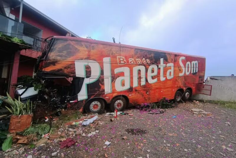 Trânsito – Uma pessoa morre e sete ficam feridas após carro bater de frente com ônibus de banda do SC que voltava de show no PR