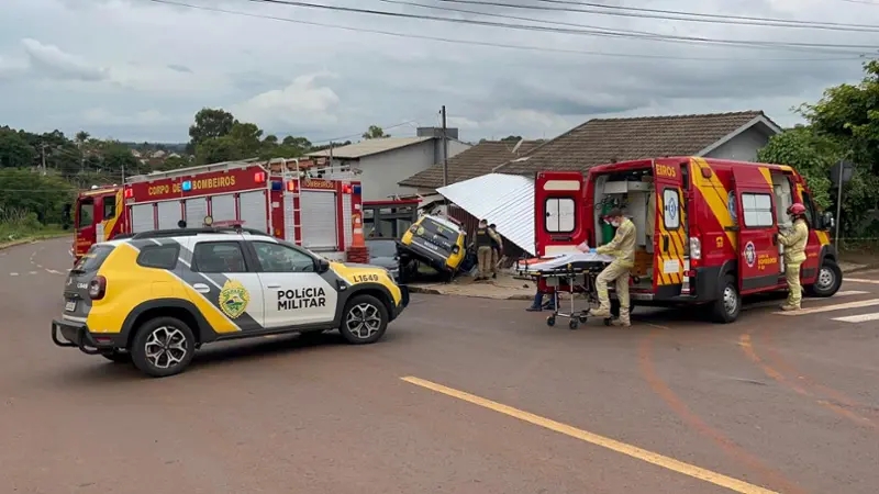 Trânsito – Viatura da PM bate em Corolla, atinge ponto de ônibus e casa em acidente em Cascavel