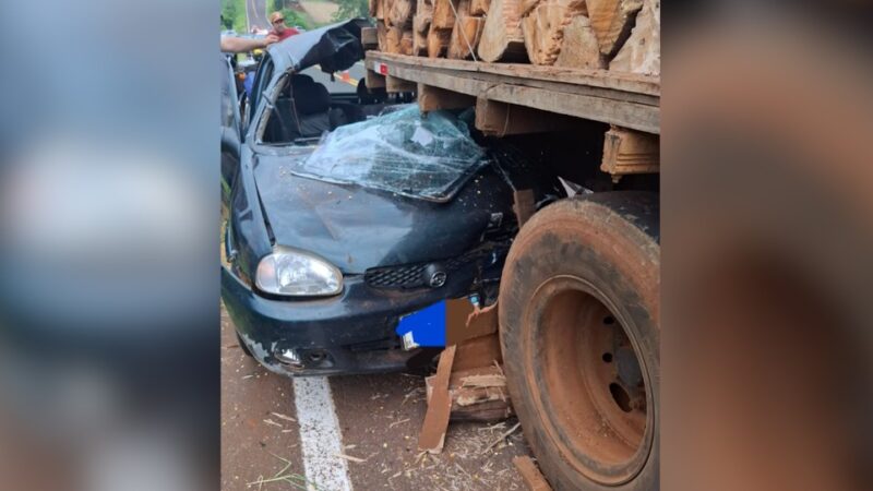 PR 484 – Idoso fica ferido após bater carro em caminhão parado em Quedas do Iguaçu
