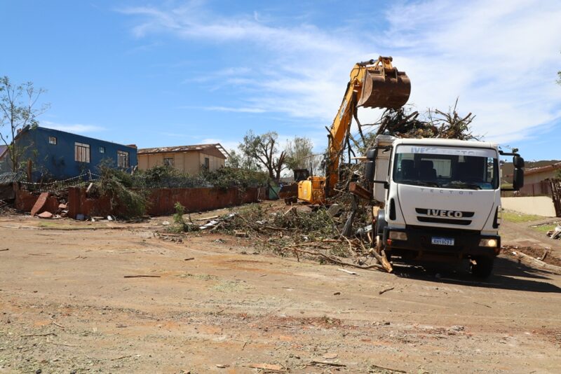Reconstrução – Estado e prefeituras vizinhas mobilizam mais de 30 de máquinas para ajudar Rio Bonito do Iguaçu