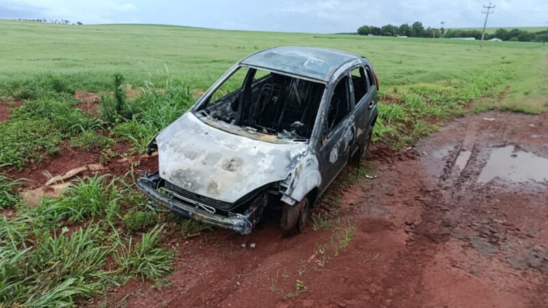 Trânsito – Fiesta é completamente destruído por incêndio em Toledo