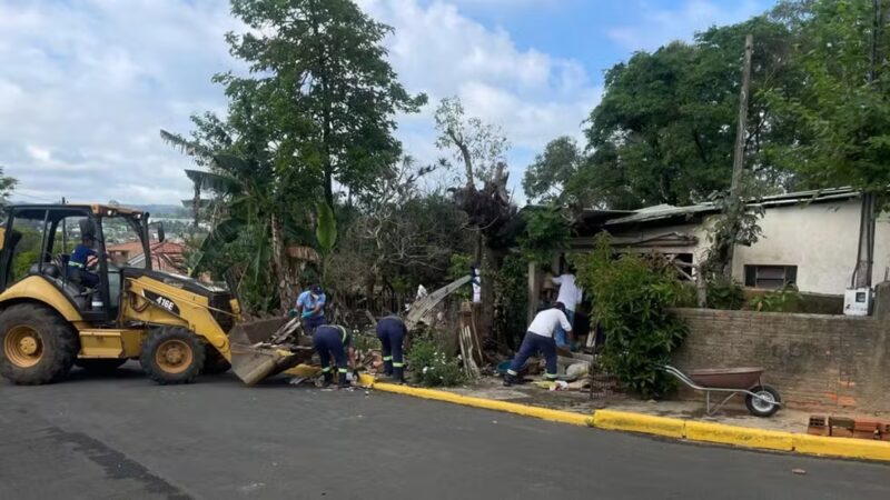 Paraná – Presa acha e devolve R$ 8 mil durante trabalho que usa mão de obra de detentos para serviços públicos