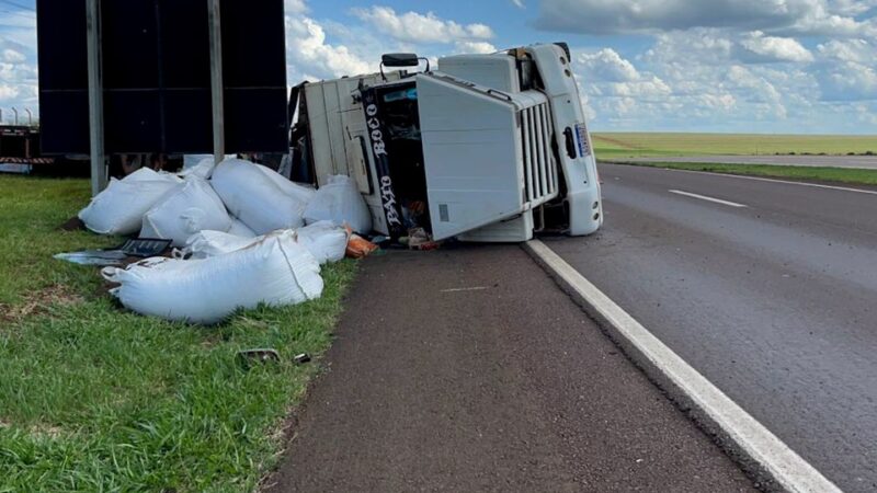 BR 163 – Carreta carregada com esterco tomba em Santa Tereza do Oeste