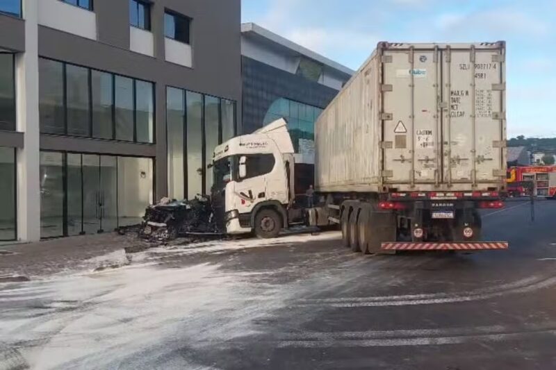 Trânsito – Policiais civis ficam feridos após viatura atingir carreta e ser arrastada por ela, no Paraná
