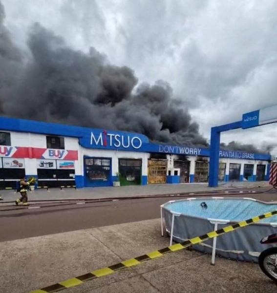 Fronteira – Incêndio em loja no Paraguai segue forte e destruiu milhares de produtos