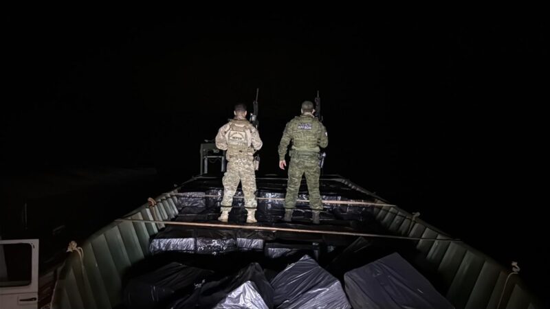 Mercedes – PF e BPFron apreendem embarcação, caminhão e grande carregamento de cigarros