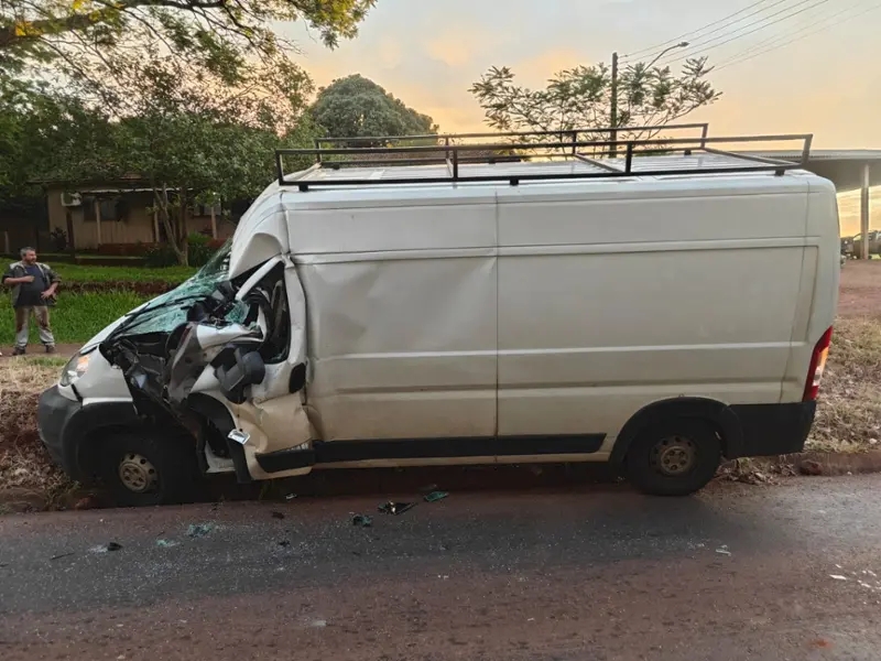PR 488 – Batida entre caminhão e van deixa um ferido em Vera Cruz do Oeste