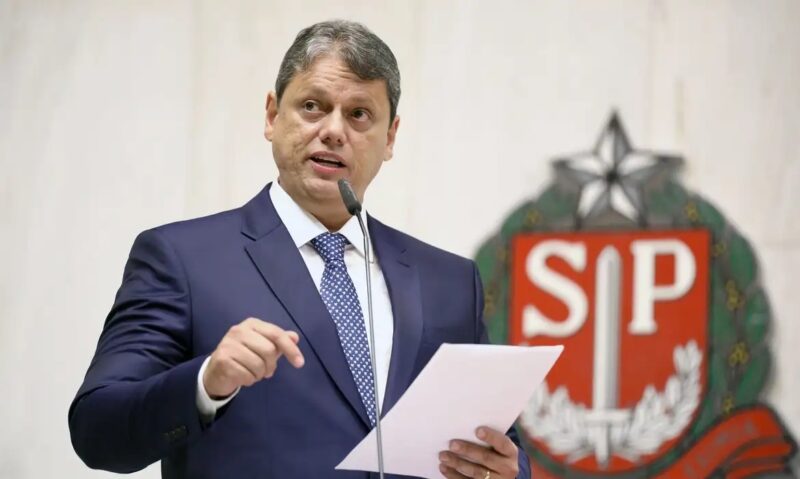 SP – Tarcísio volta a nacionalizar discurso e alfineta Lula