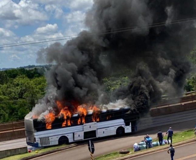 Trânsito – Ônibus de compristas pega fogo na BR 277