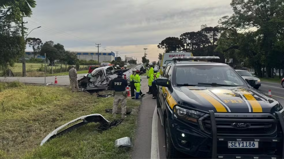 BR 476 – Duas pessoas morrem e criança é resgatada com vida após acidente entre carro e caminhão no Paraná