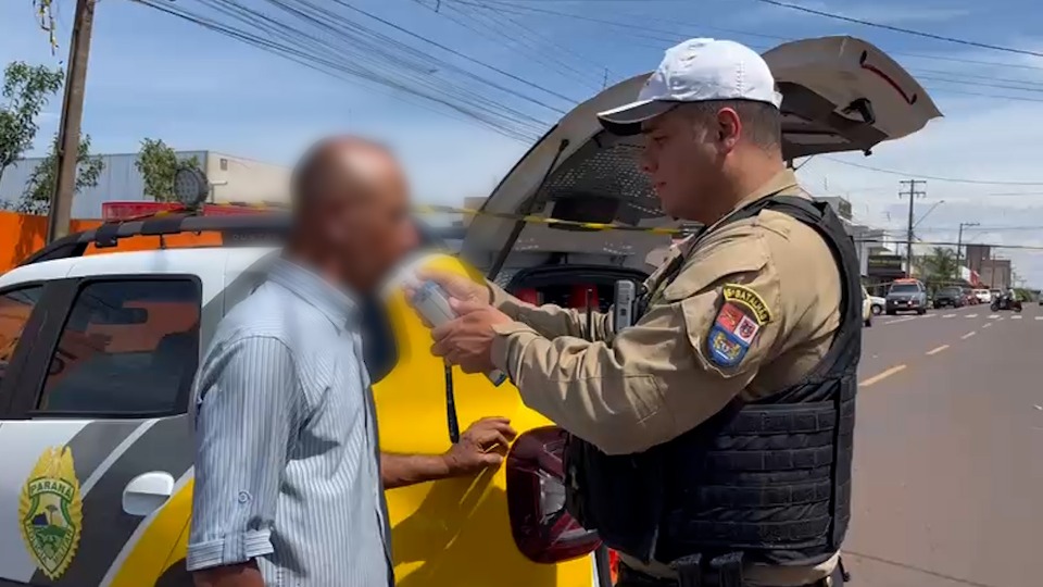 Cascavel – Homem quase bate em viatura da PM com scotter e é preso por embriaguez