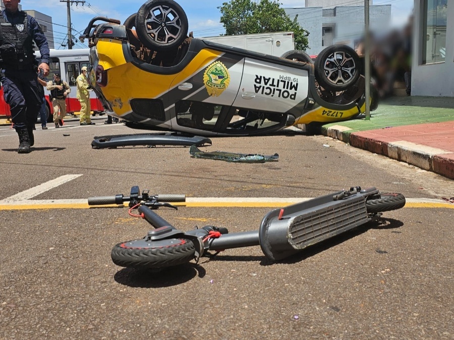 Trânsito – Viatura da PM capota após colisão no Centro de Toledo e atinge jovem em patinete; vítima está em estado grave