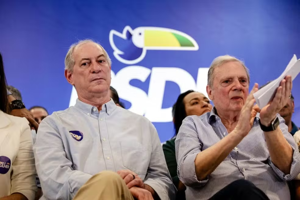 Ceará – Ao lado de Tasso Jereissati, Ciro Gomes assina ficha de filiação ao PSDB