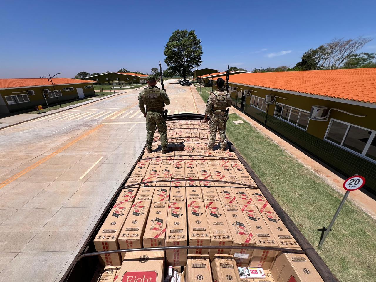 Guaíra – Policiais apreendem caminhão carregado com 500 caixas de cigarros contrabandeados